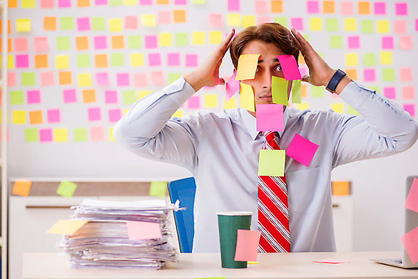 포토 JPG 해외이미지 남자 컨셉 비즈니스 직장 한명 상반신 성인 노트북 컴퓨터 사무실 손들기 쪽지 업무 비즈니스맨 가득함 포스트잇 바쁨 충격 당황 혼란 성인남자한명만 해외202105 해외포토 1 감정 회사 모션 사람 전자제품 메모지 작업 직장인 남자한명만 성인남자만 파일형식