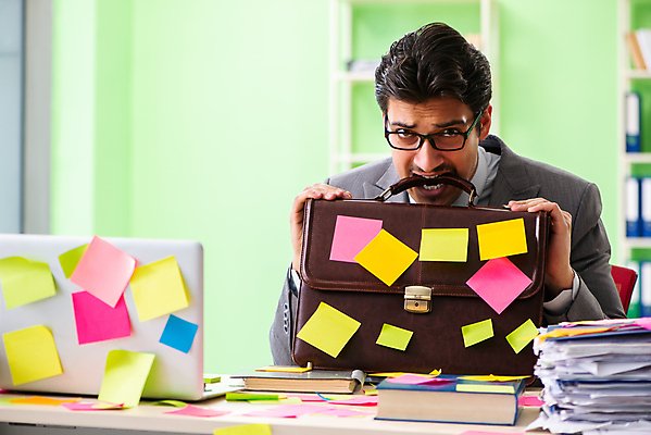 포토 JPG 해외이미지 남자 컨셉 서류가방 회사 비즈니스 스트레스 직장 피곤 한명 상반신 성인 노트북 컴퓨터 사무실 쪽지 슬픔 업무 비즈니스맨 좌절 가득함 포스트잇 바쁨 성인남자한명만 해외202105 해외포토 1 감정 가방 사람 전자제품 메모지 작업 직장인 남자한명만 성인남자만 파일형식