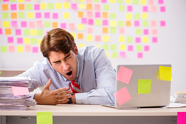 포토 JPG 해외이미지 남자 컨셉 비즈니스 직장 피곤 한명 상반신 성인 노트북 컴퓨터 사무실 눈감음 쪽지 업무 작업 비즈니스맨 지루함 가득함 포스트잇 바쁨 하품 성인남자한명만 해외202105 해외포토 1 감정 회사 모션 사람 전자제품 메모지 직장인 생리현상 남자한명만 성인남자만 파일형식