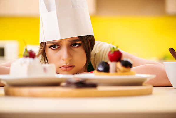 포토 JPG 해외이미지 응시 여자 엎드리기 디저트 실내 한명 상반신 성인 앞모습 찡그림 소프트포커스 고민 제빵 요리중 성인여자한명만 해외202105 해외포토 1 시선 감정 음식 뷰포인트 모션 촬영기법 표정 사람 내부 제과제빵 여자한명만 성인여자만 파일형식