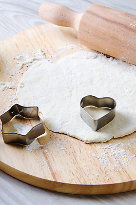 포토 JPG 해외이미지 별 실내 틀 사람없음 하트 반죽 제빵 요리중 반죽밀대 별모형 나무배경 해외202105 해외포토 자연요소 모양 백그라운드 모션 내부 모형 제과제빵 밀대 파일형식