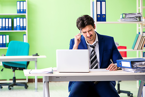 포토 JPG 해외이미지 직업 학생 종이 회사 비즈니스 사업가 노동자 스트레스 직장 피곤 사람없음 사무실 쌓기 업무 작업 비즈니스맨 뉴스 좌절 종업원 고민 보고서 경영자 바쁨 폴더 업무과다 야근 지연 경영 마감 정중 회계사 실종 해외202105 해외포토 남자 감정 컨셉 모션 직장인 사건 리더 파일 파일형식