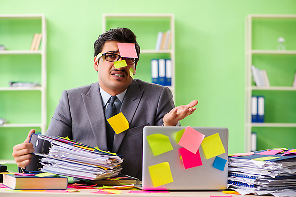 포토 JPG 해외이미지 남자 컨셉 회사 비즈니스 스트레스 직장 피곤 한명 상반신 성인 컴퓨터 사무실 손들기 쪽지 업무 작업 비즈니스맨 좌절 가득함 포스트잇 바쁨 보여주기 서류더미 성인남자한명만 해외202105 해외포토 1 감정 모션 사람 전자제품 메모지 직장인 문서 남자한명만 성인남자만 파일형식 더미