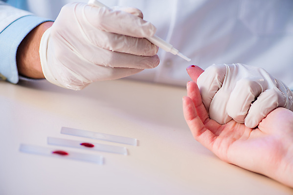 포토 JPG 해외이미지 손 손가락 의학 실내 병원 들기 신체부위 잡기 혈액 혈액검사 혈액채취 해외202105 해외포토 모션 사람 내부 검사_조사 파일형식