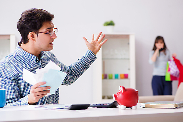 포토 JPG 해외이미지 커플 옷 종이 결혼 돈 가족 남편 설계 사람없음 금융 경제 컴퓨터 저축 돼지저금통 계산기 분노 아내 절약 계산 재산 충돌 문서 투자 문제 영수증 회계 계산서 대출 빚 세금 예산 적자 비용 해외202105 해외포토 감정 컨셉 비즈니스 관계 문구용품 이벤트 전자제품 장비 저금통 파일형식