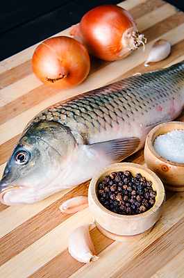 포토 JPG 해외이미지 접시 음식 바다 조각 다이어트 토마토 재료 탁자 양파 낚시 파슬리 건강 육류 어류 요리 사람없음 목재 빨간색 주방 식당 식사 저녁식사 신선 칼 맛 자르기 지중해 먹기 레몬 허브 해산물 준비 날것 소금 후추 로즈메리 점심식사 생식 송어 맛있는 해외202105 해외포토 나무 식물 식기 컬러 가구 컨셉 채소 과일 식재료 모션 레저 상점 수중동물 향신료 파일형식