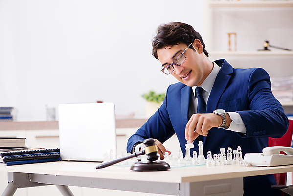 포토 JPG 해외이미지 생각 비즈니스 놀이 사람없음 사무실 게임 우승 비즈니스맨 방어 체스 계획 상담원 망치 왕 법 체스판 의사봉 재판 전략 법관 공정 판결 법원 변호사 고발 법정 지능 해외202105 카운슬러 해외포토 직업 남자 컨셉 공구 최고 직장인 사무원 법률가 파일형식