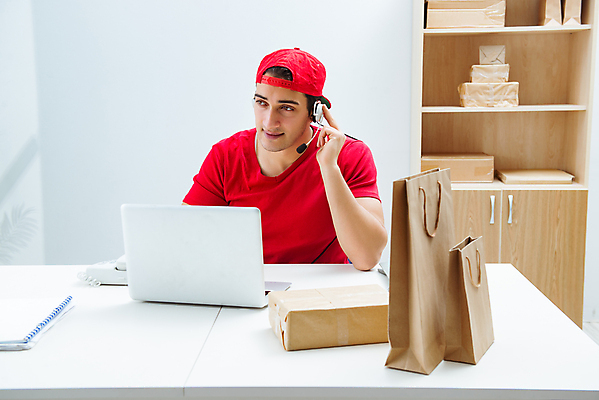 포토 JPG 해외이미지 직업 크리스마스 인터넷 비즈니스 포장 노동자 대화 사람없음 스마트폰 컴퓨터 상자 사무실 헤드폰 듣기 화물 업무 센터 배달원 편지 우체부 전화기 고객 창고 서비스 경영자 텔레마케팅 부름 패키지 수납 질서 온라인 분배 해외202105 해외포토 기념일 음향기기 모션 말하기 전자제품 핸드폰 스마트기기 운송업 예절 작업 서비스업 리더 파일형식