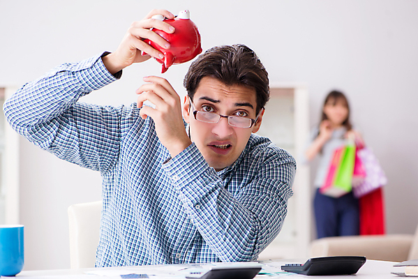 포토 JPG 해외이미지 커플 드레스 옷 종이 결혼 돈 가족 남편 설계 사람없음 빨간색 금융 경제 컴퓨터 달리기 저축 돼지저금통 계산기 아내 절약 계산 재산 문서 투자 문제 영수증 회계 계산서 대출 빚 세금 예산 적자 비용 해외202105 해외포토 컬러 컨셉 비즈니스 관계 모션 문구용품 이벤트 전자제품 장비 저금통 파일형식