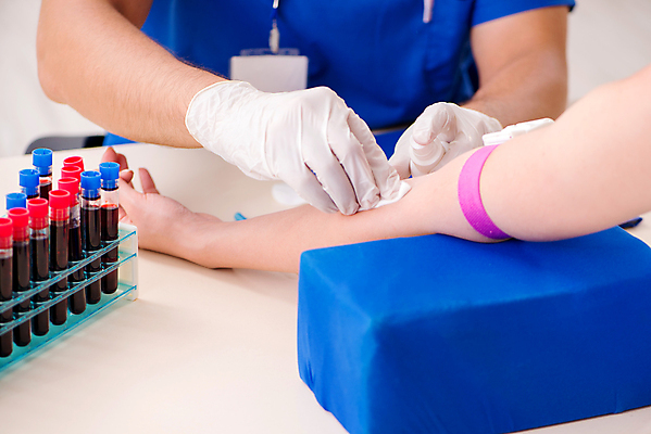 포토 JPG 해외이미지 여자 의학 실내 병원 한명 들기 상반신 성인 앞모습 신체부위 혈액 시험관 닦기 팔 거즈 소독 혈액채취 성인여자한명만 알콜솜 해외202105 해외포토 1 뷰포인트 모션 실험기구 사람 내부 여자한명만 성인여자만 파일형식