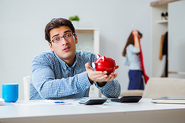 포토 JPG 해외이미지 커플 드레스 옷 종이 결혼 돈 가족 남편 설계 사람없음 빨간색 금융 경제 컴퓨터 저축 돼지저금통 계산기 아내 절약 계산 재산 문서 투자 문제 영수증 회계 계산서 대출 빚 세금 예산 적자 비용 해외202105 해외포토 컬러 컨셉 비즈니스 관계 문구용품 이벤트 전자제품 장비 저금통 파일형식
