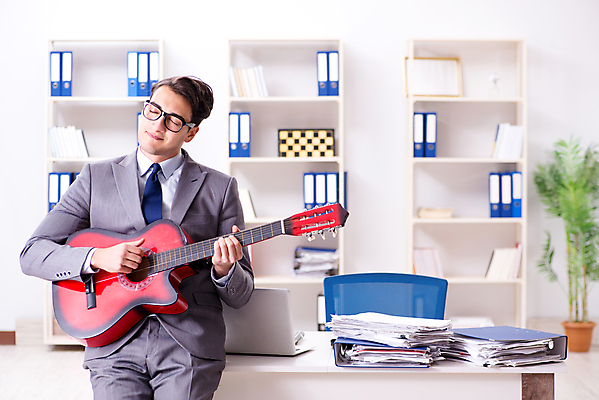 포토 JPG 해외이미지 직업 라이프스타일 남자 행복 음악 비즈니스 노래 사업가 놀이 휴가 노동자 직장 취미 사람없음 학습 컴퓨터 사무실 파티 쌓기 음악가 가수 기구 기타 업무 비즈니스맨 흥분 경영자 기타리스트 노래방 점심식사 경영 단절 떠남 뮤지컬 해외202105 해외포토 교육 감정 회사 모션 현악기 문화예술 사람 이벤트 생활 전자제품 식사 연주자 작업 직장인 리더 파일형식