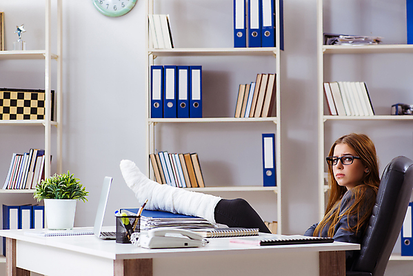 포토 JPG 해외이미지 직업 드레스 비즈니스 휴가 노동자 뼈 건강 피곤 사람없음 노트북 컴퓨터 공책 고통 업무 작업 도움 비즈니스우먼 좌절 장애인 사건 경영자 붕대 외과 골절 깨짐 돌봄 떠남 마감 석고 양발 우울증 정중 정형외과 치유 해외202105 해외포토 옷 여자 감정 컨셉 의학 모션 문구용품 병원 전자제품 직장인 질병 리더 장애 파일형식