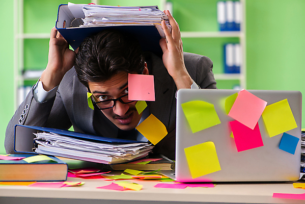 포토 JPG 해외이미지 남자 컨셉 비즈니스 스트레스 직장 피곤 한명 상반신 성인 컴퓨터 사무실 쪽지 업무 작업 비즈니스맨 좌절 가득함 포스트잇 바쁨 폴더 웅크림 숨기 성인남자한명만 해외202105 해외포토 1 감정 회사 모션 사람 전자제품 메모지 직장인 파일 남자한명만 성인남자만 파일형식