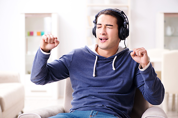 포토 JPG 해외이미지 학생 행복 음악 이어폰 노래 휴가 휴식 주택 소년 취미 사람없음 10대 책 학습 헤드폰 소리 콘서트 공연 음악가 꿈 방 듣기 가수 선택 오디오 목소리 노래방 뮤지컬 플레이어 해외202105 해외포토 직업 교육 남자 감정 어린이 음향기기 컨셉 모션 청소년 문화예술 이벤트 건물 전자제품 파일형식