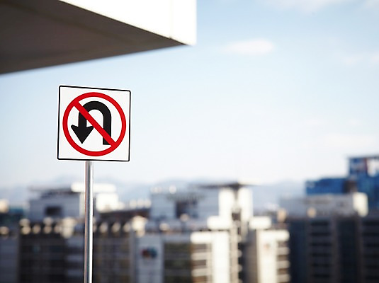 포토 JPG 주간 기호 화살표 알림판 빌딩 사람없음 야외 건물 금지 도시 표지판 유턴 유턴금지 국내포토 자연요소 문자 건축물 파일형식