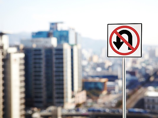 포토 JPG 주간 기호 화살표 알림판 빌딩 사람없음 야외 건물 금지 도시 표지판 유턴 유턴금지 국내포토 자연요소 문자 건축물 파일형식