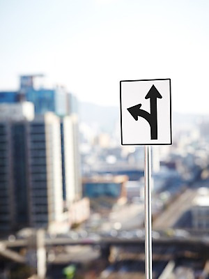 포토 JPG 주간 기호 화살표 알림판 빌딩 사람없음 야외 건물 도시 표지판 좌회전 직진 직진및좌회전 국내포토 자연요소 문자 건축물 운전 파일형식