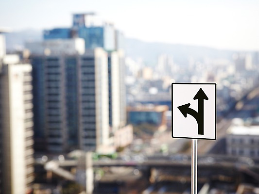 포토 JPG 주간 기호 화살표 알림판 빌딩 사람없음 야외 건물 도시 표지판 좌회전 직진 직진및좌회전 국내포토 자연요소 문자 건축물 운전 파일형식