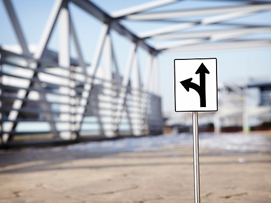 포토 JPG 주간 건축물 기호 화살표 길 알림판 빌딩 사람없음 야외 건물 표지판 좌회전 직진 직진및좌회전 국내포토 자연요소 문자 건축 운전 파일형식