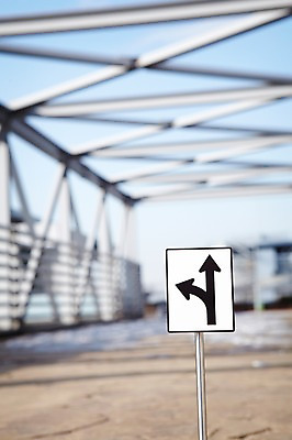 포토 JPG 주간 건축물 기호 화살표 길 알림판 빌딩 사람없음 야외 건물 표지판 좌회전 직진 직진및좌회전 국내포토 자연요소 문자 건축 운전 파일형식