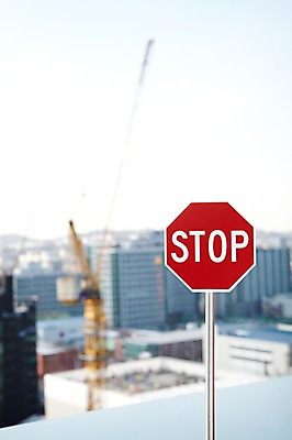 포토 JPG 주간 기호 알림판 빌딩 사람없음 야외 도시 표지판 정지 기중기 일시정지 국내포토 자연요소 문자 모션 건물 중장비 파일형식