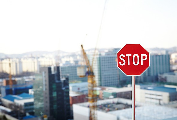 포토 JPG 주간 기호 알림판 빌딩 사람없음 야외 도시 표지판 정지 기중기 일시정지 국내포토 자연요소 문자 모션 건물 중장비 파일형식