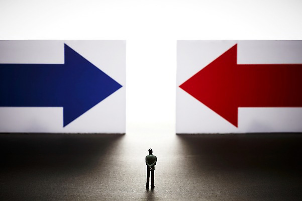 포토 JPG 기호 남자 화살표 인형 바닥 실내 사람없음 마주보기 경쟁 피규어 표지판 남자만 국내포토 문자 컨셉 모션 알림판 사람 내부 미니어처 파일형식