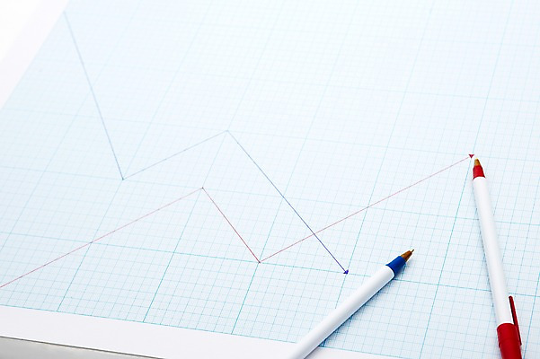 포토 JPG 기호 화살표 선 그래프 실내 사람없음 파란색 펜 볼펜 표지판 하락 직선 상승 빨간펜 모눈종이 모눈 국내포토 문자 종이 컬러 컨셉 알림판 내부 필기구 파일형식
