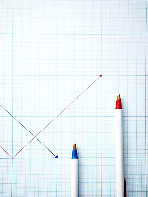 포토 JPG 기호 화살표 선 그래프 실내 사람없음 파란색 펜 볼펜 표지판 하락 직선 상승 빨간펜 모눈종이 모눈 국내포토 문자 종이 컬러 컨셉 알림판 내부 필기구 파일형식