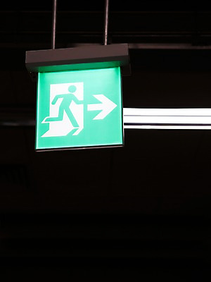 포토 JPG 기호 화살표 알림판 실내 사람없음 표지판 탈출 비상구 국내포토 문자 컨셉 내부 파일형식