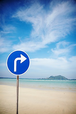 포토 JPG 주간 구름 기호 화살표 모래 파도 바다 섬 하늘 알림판 풍경 해변 사람없음 야외 모래사장 표지판 우회전 국내포토 자연요소 문자 운전 파일형식