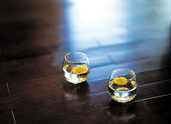 포토 JPG 식물 꽃잎 꽃 음료 음식 잔 실내 사람없음 아웃포커스 컵 마루 차 전통차 찻잔 두잔 국화차 꽃차 국내포토 식기 2 바닥 촬영기법 내부 차_음료 파일형식