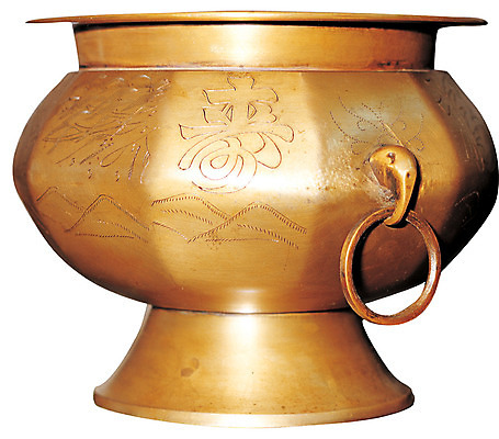 포토 JPG 스튜디오촬영 문자 한국문화 한국전통 전통 그릇 전통문화 컬러 생활용품 유물 전통소품 실내 누끼 사람없음 한개 금속 한자 금색 골동품 황금 오브젝트 향 놋그릇 향로_분향 국내포토 1 동양문화 식기 문화 재질 한국 내부 파일형식