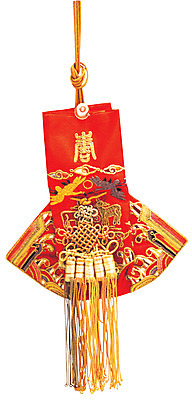 포토 JPG 스튜디오촬영 한국문화 한국전통 전통 전통문화 컬러 생활용품 복주머니 전통소품 실내 누끼 사람없음 빨간색 한개 숫자 주머니 실크 오브젝트 자수 비단주머니 장식술 국내포토 문자 1 동양문화 문화 한국 내부 장식 직물 파일형식