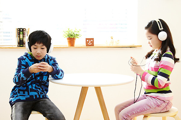 포토 JPG 식물 학생 라이프스타일 여자 어린이교육 교육 남자 어린이라이프 화분 화초 초등학생 어린이 음악 포즈 의자 탁자 실내 사람 앉기 동양인 소녀 소년 상반신 두명 옆모습 10대 친구 헤드폰 음악감상 한국인 블라인드 커튼 공부방 십대만 국내포토 뷰포인트 음향기기 가구 관계 모션 청소년 문화예술 인종 내부 생활 감상 파일형식