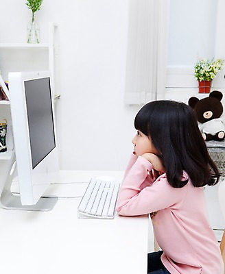 포토 JPG 식물 학생 라이프스타일 여자 어린이교육 교육 어린이라이프 화분 화초 초등학생 어린이 인형 포즈 책장 실내 한명 사람 앉기 동양인 소녀 상반신 옆모습 10대 컴퓨터 장난감 모니터 곰인형 한국인 키보드 커튼 잡지 책상 공부방 여자만 여자한명만 소녀만 국내포토 1 뷰포인트 가구 모션 청소년 인종 내부 생활 간행물 전자제품 어린이만 파일형식