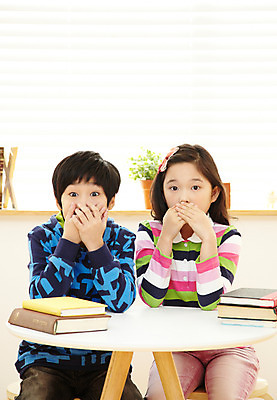 포토 JPG 식물 학생 라이프스타일 여자 어린이교육 교육 남자 어린이라이프 화분 화초 초등학생 어린이 포즈 의자 탁자 실내 표정 사람 앉기 동양인 손짓 소녀 소년 두명 10대 책 친구 쌓기 놀람 한국인 블라인드 커튼 여러권 공부방 십대만 국내포토 감정 가구 다수 관계 모션 청소년 인종 내부 생활 파일형식