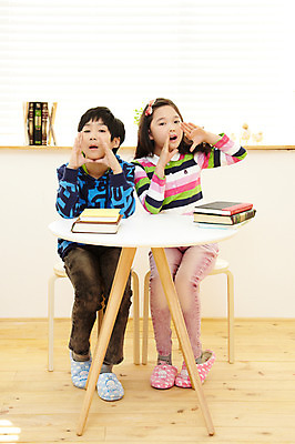 포토 JPG 전신 학생 라이프스타일 여자 어린이교육 교육 남자 어린이라이프 초등학생 어린이 포즈 의자 탁자 슬리퍼 실내 실내화 사람 앉기 동양인 손짓 소녀 소년 두명 10대 책 친구 쌓기 외침 한국인 블라인드 커튼 여러권 공부방 십대만 국내포토 가구 다수 신발 관계 모션 청소년 인종 내부 생활 소리 파일형식