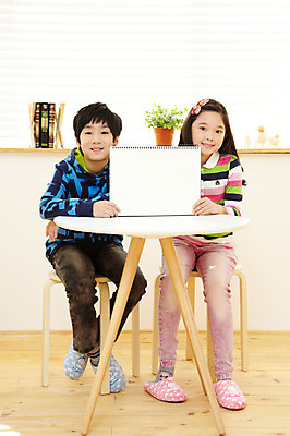 포토 JPG 전신 학생 라이프스타일 여자 어린이교육 교육 남자 어린이라이프 초등학생 어린이 포즈 의자 탁자 문구용품 슬리퍼 실내 실내화 미술 웃음 들기 사람 앉기 동양인 소녀 소년 두명 10대 친구 미술도구 한국인 블라인드 커튼 스케치북 공부방 보여주기 십대만 국내포토 가구 신발 관계 모션 청소년 문화예술 학용품 표정 인종 내부 생활 오브젝트 파일형식