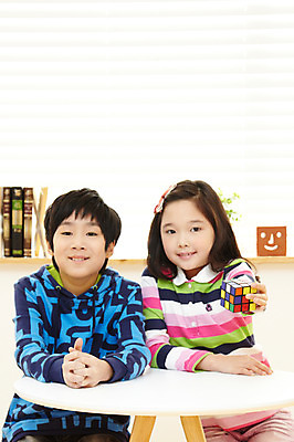 포토 JPG 학생 라이프스타일 여자 어린이교육 교육 남자 어린이라이프 초등학생 어린이 포즈 놀이 탁자 실내 웃음 들기 사람 앉기 동양인 소녀 소년 상반신 두명 10대 친구 한국인 블라인드 커튼 큐브 공부방 십대만 국내포토 가구 관계 모션 청소년 표정 인종 내부 생활 파일형식