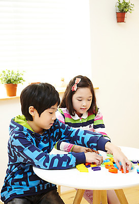 포토 JPG 식물 문자 학생 라이프스타일 알파벳 영어 여자 어린이교육 교육 남자 어린이라이프 화분 화초 초등학생 어린이 포즈 의자 탁자 실내 영어교육 들기 사람 앉기 동양인 소녀 소년 상반신 두명 10대 친구 단어 한국인 블라인드 커튼 공부방 십대만 국내포토 가구 관계 모션 청소년 인종 내부 생활 파일형식