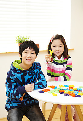 포토 JPG 식물 문자 학생 라이프스타일 알파벳 영어 여자 어린이교육 교육 남자 어린이라이프 화분 화초 초등학생 어린이 포즈 의자 탁자 실내 영어교육 웃음 들기 사람 앉기 동양인 손짓 소녀 소년 상반신 두명 10대 친구 단어 한국인 블라인드 커튼 공부방 십대만 국내포토 가구 관계 모션 청소년 표정 인종 내부 생활 파일형식