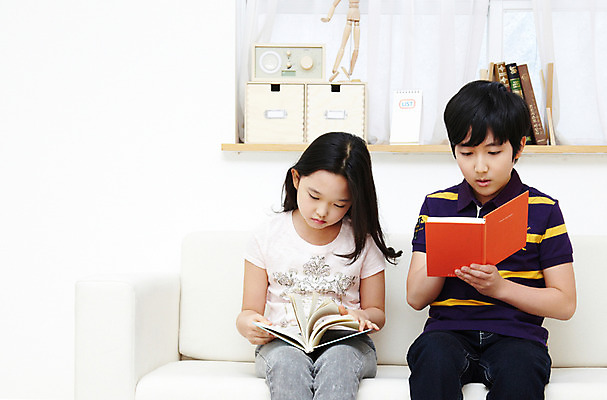 포토 JPG 학생 라이프스타일 여자 어린이교육 교육 남자 어린이라이프 초등학생 어린이 포즈 의자 실내 들기 사람 앉기 동양인 소녀 소년 상반신 두명 10대 책 친구 소파 독서 펼침 한국인 커튼 공부방 두권 십대만 국내포토 가구 2 관계 모션 청소년 인종 내부 생활 파일형식