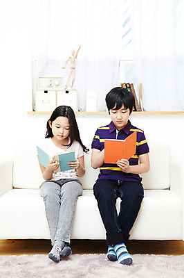 포토 JPG 전신 학생 라이프스타일 여자 어린이교육 교육 남자 어린이라이프 초등학생 어린이 포즈 의자 실내 들기 사람 앉기 동양인 소녀 소년 두명 10대 책 친구 소파 독서 카펫 펼침 한국인 매트 커튼 공부방 두권 십대만 국내포토 가구 2 관계 모션 청소년 인종 내부 생활 파일형식