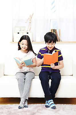 포토 JPG 전신 학생 라이프스타일 여자 어린이교육 교육 남자 어린이라이프 초등학생 어린이 포즈 의자 실내 웃음 들기 사람 앉기 동양인 소녀 소년 두명 10대 책 친구 소파 독서 카펫 펼침 한국인 매트 커튼 공부방 두권 십대만 국내포토 가구 2 관계 모션 청소년 표정 인종 내부 생활 파일형식