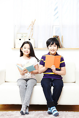 포토 JPG 전신 학생 라이프스타일 여자 어린이교육 교육 남자 어린이라이프 초등학생 어린이 포즈 의자 실내 웃음 들기 사람 앉기 동양인 소녀 소년 두명 10대 책 친구 소파 독서 카펫 펼침 한국인 매트 커튼 공부방 두권 십대만 국내포토 가구 2 관계 모션 청소년 표정 인종 내부 생활 파일형식