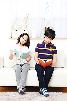 포토 JPG 전신 학생 라이프스타일 여자 어린이교육 교육 남자 어린이라이프 초등학생 어린이 포즈 의자 실내 들기 사람 앉기 동양인 소녀 소년 두명 10대 책 친구 소파 독서 카펫 펼침 한국인 매트 커튼 공부방 두권 십대만 국내포토 가구 2 관계 모션 청소년 인종 내부 생활 파일형식