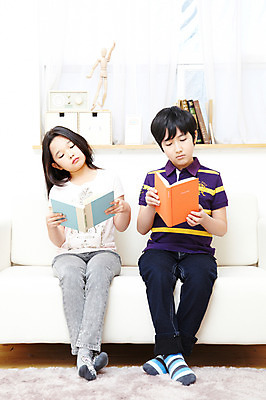 포토 JPG 전신 학생 라이프스타일 여자 어린이교육 교육 남자 어린이라이프 초등학생 어린이 포즈 의자 실내 들기 사람 앉기 동양인 소녀 소년 두명 10대 책 친구 소파 독서 카펫 펼침 한국인 매트 커튼 공부방 두권 십대만 국내포토 가구 2 관계 모션 청소년 인종 내부 생활 파일형식