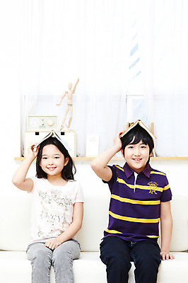 포토 JPG 학생 라이프스타일 여자 어린이교육 교육 남자 어린이라이프 초등학생 어린이 포즈 의자 장난 실내 웃음 들기 사람 앉기 동양인 소녀 소년 상반신 두명 10대 책 친구 소파 독서 펼침 한국인 커튼 공부방 두권 십대만 국내포토 가구 2 관계 모션 청소년 표정 인종 내부 생활 파일형식